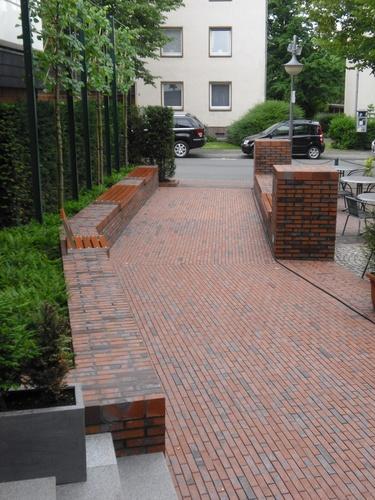 D?lmen, Vorplatz und Ruhezone